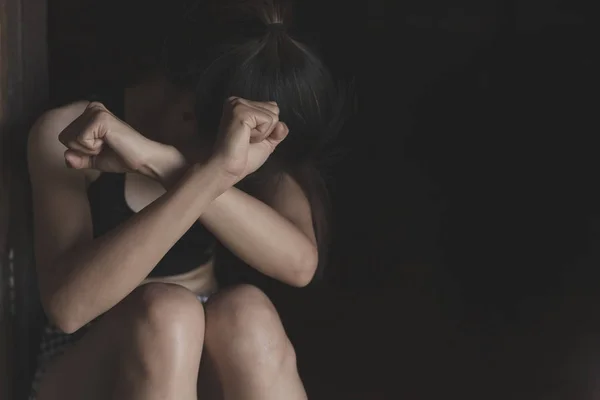 家庭暴力概念，妇女不饱和的污痛形象 — 图库照片