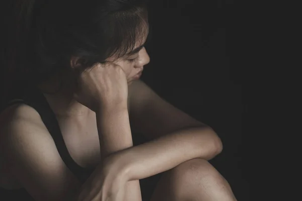 Koncepcja przemocy domowej, Zdenasycony grunge wizerunek kobiety s — Zdjęcie stockowe