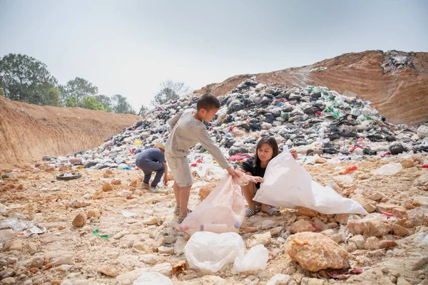 环境地球日，一群儿童帮助分类废物 — 图库照片