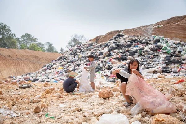 Umwelt Erde Tag, eine Gruppe von Kindern hilft, Müll zu sortieren — Stockfoto