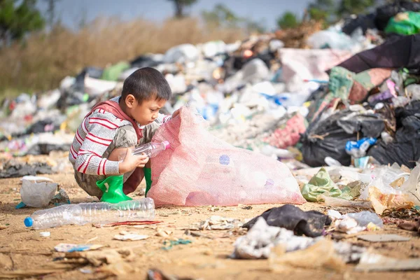 Környezetvédelem föld napja, gyermek ül, hogy külön szemetet, — Stock Fotó