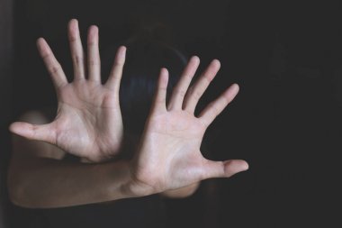 Kadına karşı şiddeti durdurun, Kadın korkusuyla yüzünü kapatıyor 