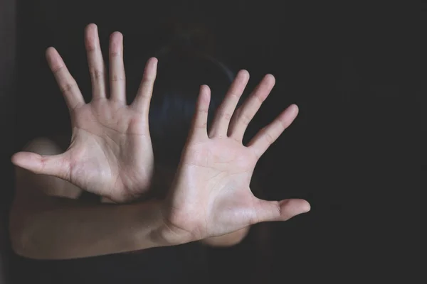 Pare a violência contra as mulheres, Mulher cobrindo seu rosto com medo de — Fotografia de Stock