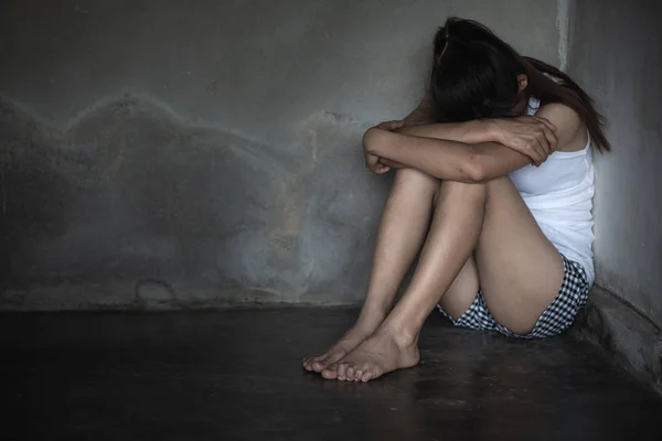Депрессия или домашнее насилие, черно-белый образ — стоковое фото