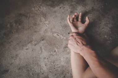 Tecavüz ve cinsel istismar concep bir kadın elini tutarak erkek eli