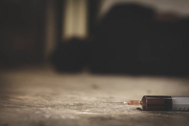  Adam bağımlısı, kötü adam - th uyuşturucu kullanarak bir şırınga ile bağımlısı