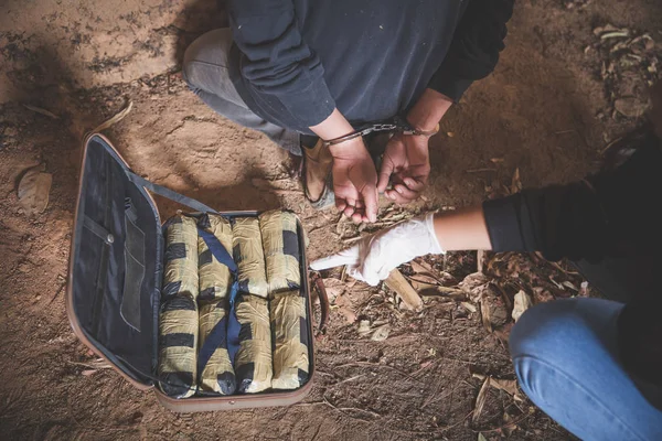 Os traficantes de drogas foram presos junto com sua heroína. Polícia a — Fotografia de Stock