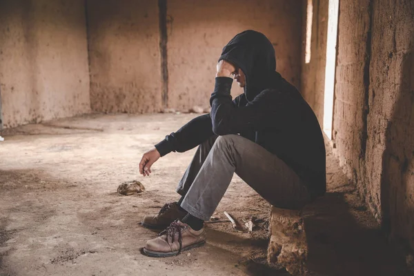 Uomini che mostrano stress e solitudine, senzatetto tossicodipendente si — Foto Stock