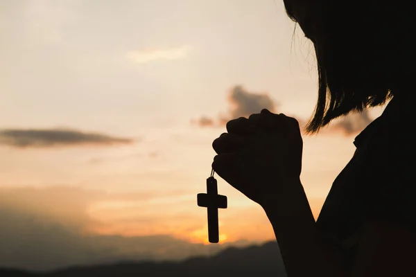종교적 개념. G 형 십자가를 들고 있는 소녀의 실루엣 — 스톡 사진