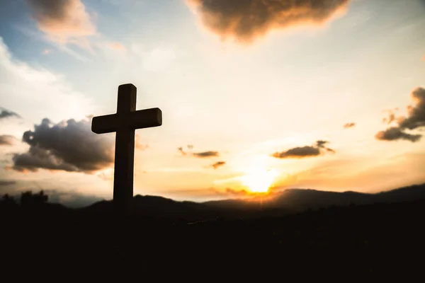 Conceptos religiosos. Cruz de madera cristiana sobre un fondo con — Foto de Stock