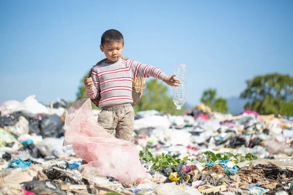 Los niños pobres recogen basura para la venta debido a la pobreza, basura — Foto de Stock