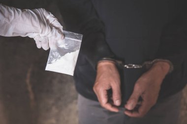 Polis, uyuşturucu kaçakçılarını tutukladı.