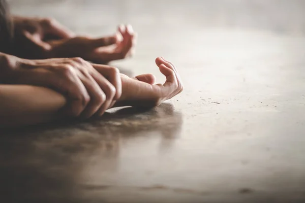 Mann hält Frau die Hand für Vergewaltigung und sexuellen Missbrauch — Stockfoto
