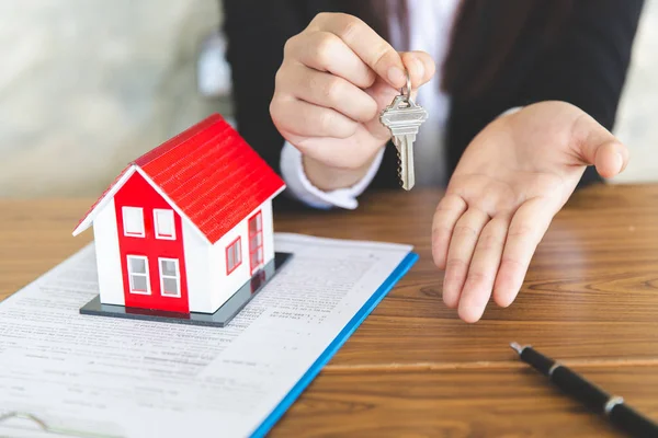 Ihr neues Haus, Immobilienmakler mit Hausschlüssel für seine Klientel — Stockfoto