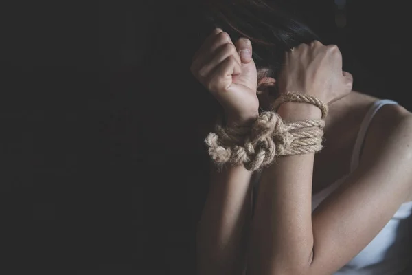 Una mano di donna legata con una corda, Detenuto era detenuto e nascosto — Foto Stock