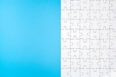 Mavi arka planda beyaz yapboz, Kopya alanı.