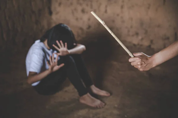 Una donna sta per colpire un bambino con un bastone.Stop violenza di nuovo — Foto Stock