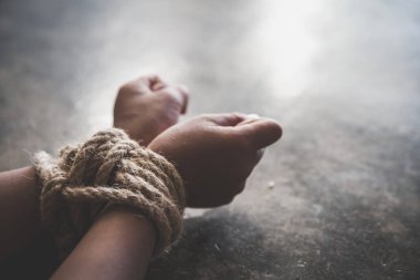 İnsan ticareti kurbanı çocuklar ip atta bağlı