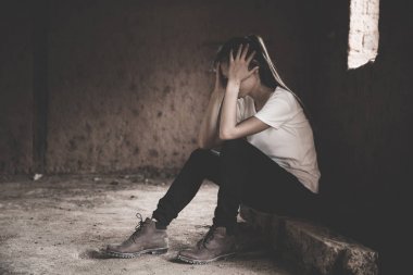 Üzgün ve yalnız bir kız elini yüzünü kapatarak ağlıyor. Stres