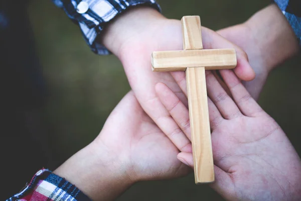 Youngs modląc się womans ręce z drewnianym Krzyża i Biblii Świętej. Ponownie — Zdjęcie stockowe