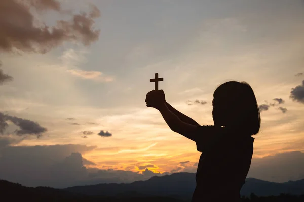 日の出時に十字架を持つ少女の手 ユーカリ療法は悔い改めカトリックのイースターレントマインド祈りを助ける神を祝福します 神キリスト教の概念の背景への祈り — ストック写真