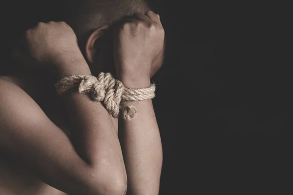 Crianças vítimas de tráfico de seres humanos amarrado a corda atta — Fotografia de Stock