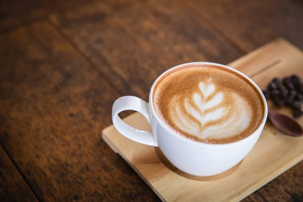 Kávový Latte s kávovou fazolí v pytli na tmavém pozadí — Stock fotografie