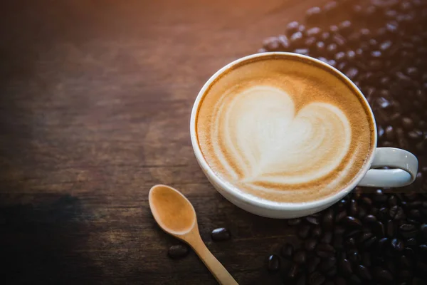 Kávové latté s kávovými zrny na tmavém pozadí, horní pohled — Stock fotografie