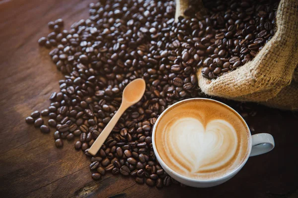 Kávové latté s kávovými zrny na tmavém pozadí, horní pohled — Stock fotografie