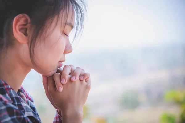 Fiatal nő imádkozik kézzel, ima koncepció a hit, szel — Stock Fotó