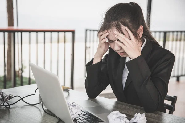 Concepto de fracaso laboral, mujer de negocios con dolor de cabeza. Estresado A — Foto de Stock