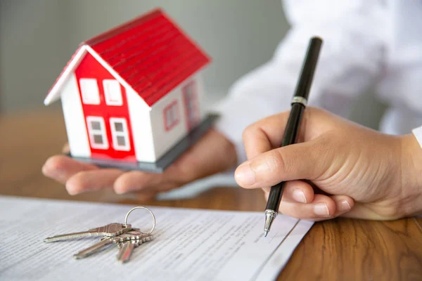 Beleggers een contract getekend, kopen en verkopen van onroerend goed. Pr — Stockfoto