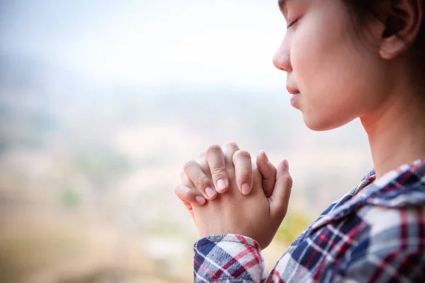 Mujer cristiana manos orando a Dios con la mañana, Mujer Rezar — Foto de Stock
