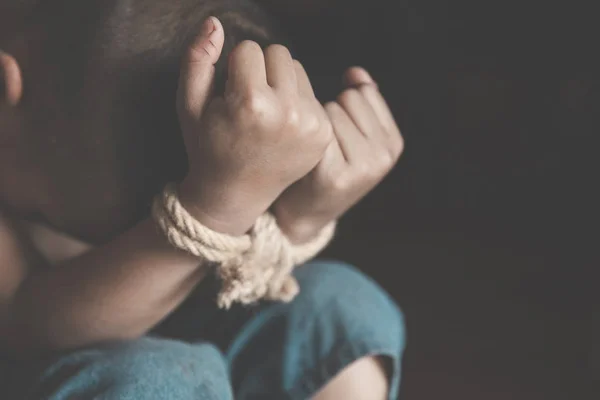 Vítima menino com as mãos amarradas com corda em estresse emocional e — Fotografia de Stock