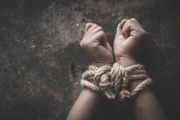 Mãos atadas com a corda de um desaparecimento raptado, abusado, Violência — Fotografia de Stock