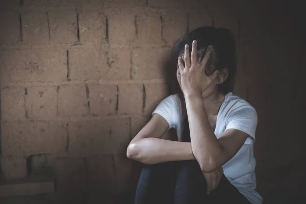 Vrouwen zittend op de vloer huilen met depressie, depressief wo — Stockfoto