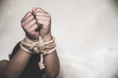 Çocuk istismarı, mağdur çocuk elleriyle emotiona iple bağladı