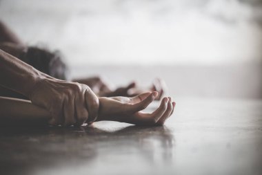 Adam elinde bir kadın tecavüz ve cinsel elele yakın çekim 