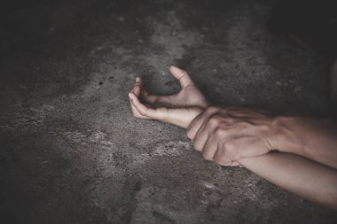 Tecavüz ve cinsel istismar concep bir kadın elini tutarak erkek eli