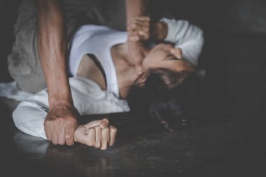 Bir adam kadın boyun boğmaya el kullanın. Koca kullanım force assa için