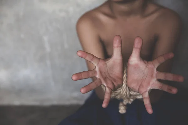 Hopeloos kind handen en voeten gebonden samen met touw, mensenhandel, — Stockfoto