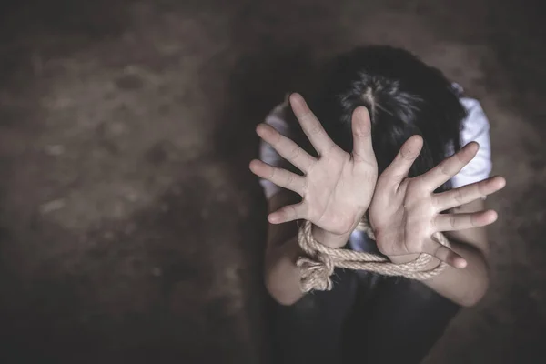Bir kadının eli iple bağlandı. Tutuklu gözaltına alındı ve saklandı. — Stok fotoğraf