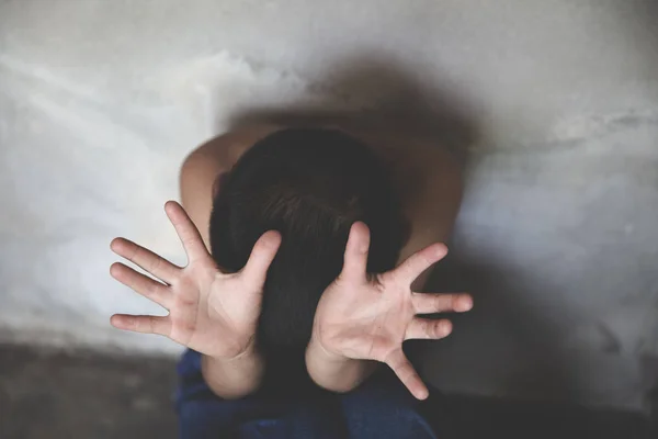 Violência infantil e conceito abusado, parar a violência e abusado c — Fotografia de Stock