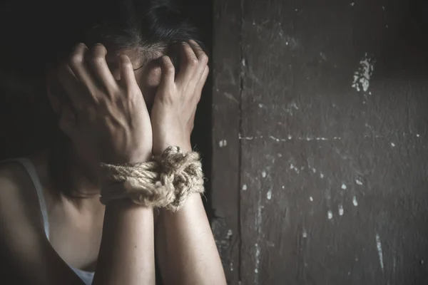 Bang jonge vrouw zitten in de hoek van haar slaapkamer, wanhoop — Stockfoto