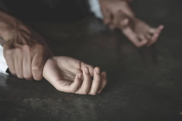 Une main d'homme tenant une main de femme pour viol et abus sexuels conc — Photo