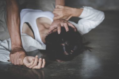 Adam elinde bir kadın tecavüz ve cinsel elele yakın çekim 