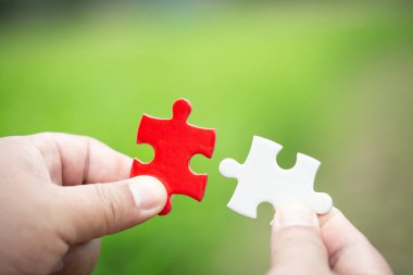 El kelime sorunu ve solu ile beyaz ve kırmızı jigsaw parçaları bağlamak