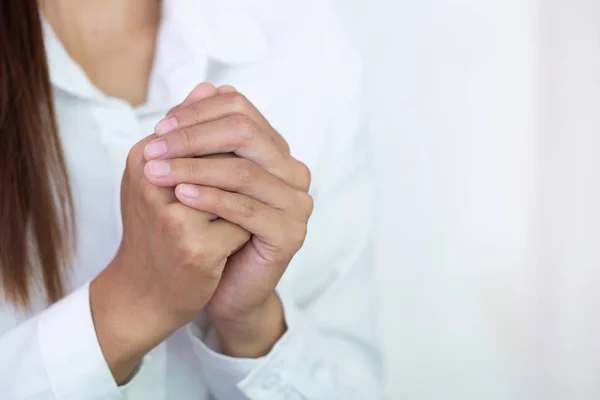 Junge Frau, die mit der Hand betet, Gebetskonzept für den Glauben, spiri — Stockfoto