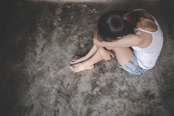 Mujeres sentadas en las escaleras solas con depresión, probl familia —  Fotos de Stock