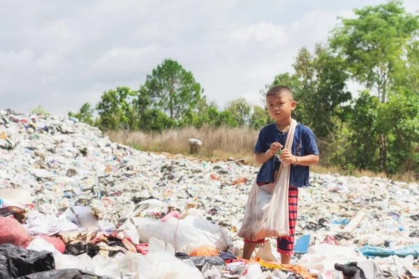 孩子步行寻找垃圾出售, 并回收他们在垃圾填埋场, — 图库照片